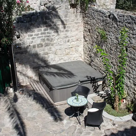 Villa Cindro Walled-Off Sea Front Historical Hse Villa Podstrana