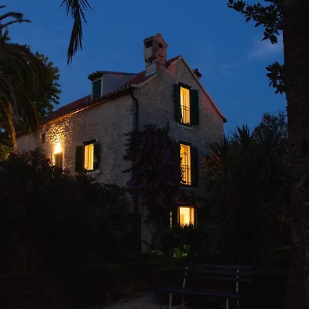 Villa Cindro Walled-Off Sea Front Historical Hse *