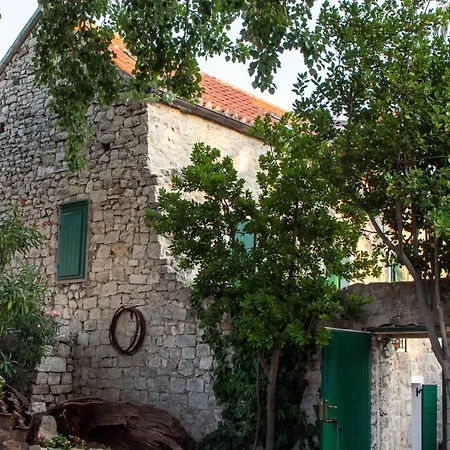 Villa Cindro Walled-Off Sea Front Historical Hse